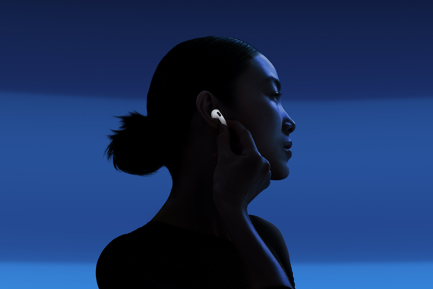 Эта иллюстрация с AirPods 4 отлично может подойти и для AirPods 5. © Apple