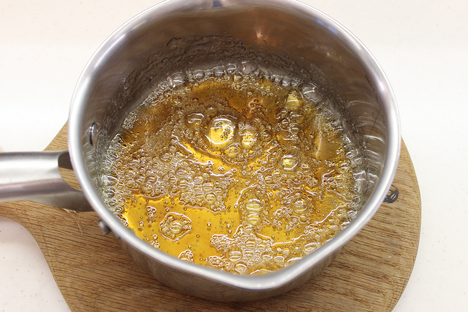 Время готовки карамели зависит от плиты и сотейника, поэтому лучше ориентироваться на такой цвет