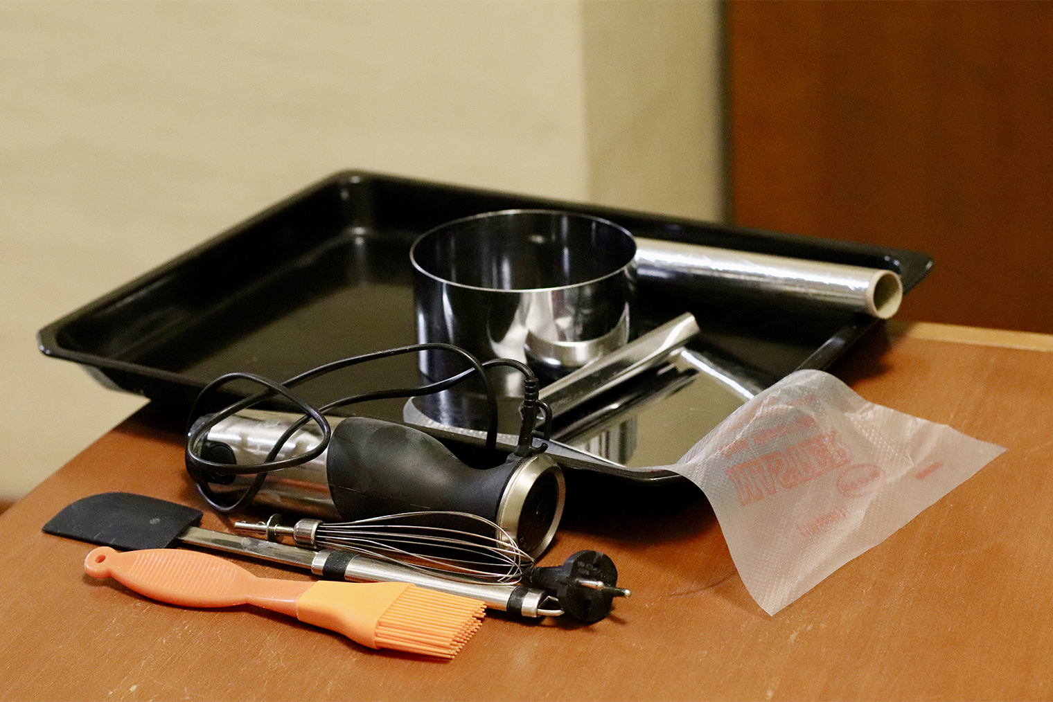 Из инвентаря понадобится ручной миксер или венчик, силиконовая лопатка, силиконовая кисточка, противень, кулинарное кольцо диаметром 8—10 см, фольга. Также пригодится кондитерский мешок и шпатель — чтобы нанести и выровнять крем. Но можно обойтись ложкой и обычным столовым ножом. Если планируете нести торт в гости, возьмите картонную коробку