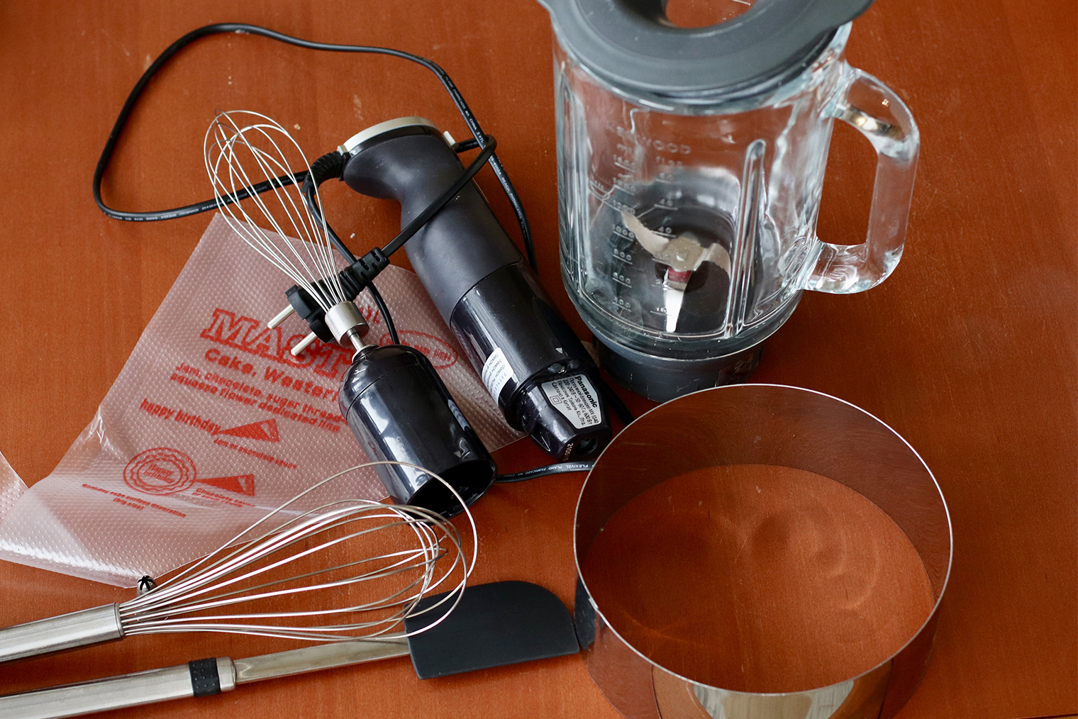 Из инвентаря понадобится форма для выпечки, силиконовая лопатка или венчик. Еще пригодятся блендер, миксер и кондитерский мешок с насадкой 4 мм. Но если их нет, не страшно — дальше расскажу, что делать