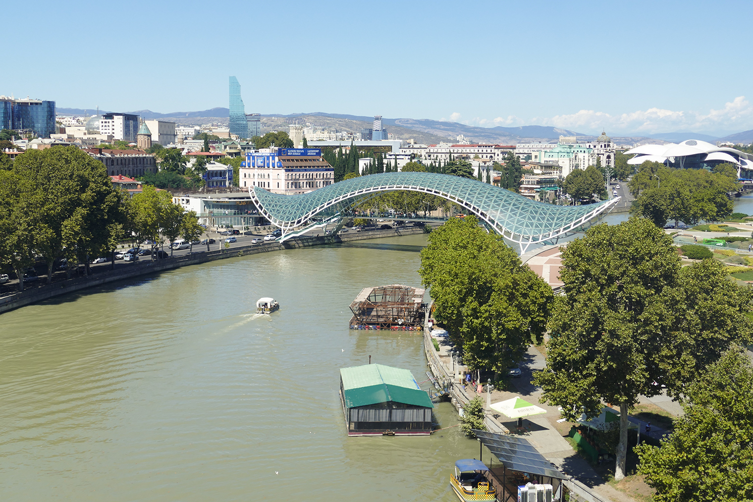 Мост Мира на фоне правобережья Куры. Фотография: falco / Wikimedia Commons