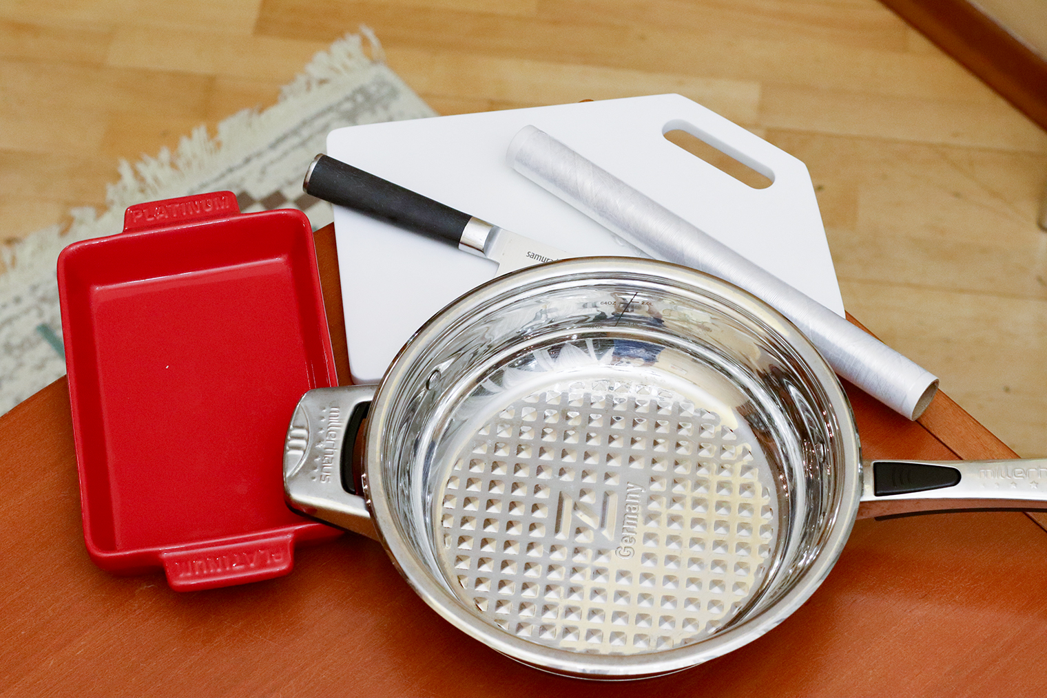 Из инвентаря понадобится форма для запекания, пищевая пленка, молоток для мяса или скалка