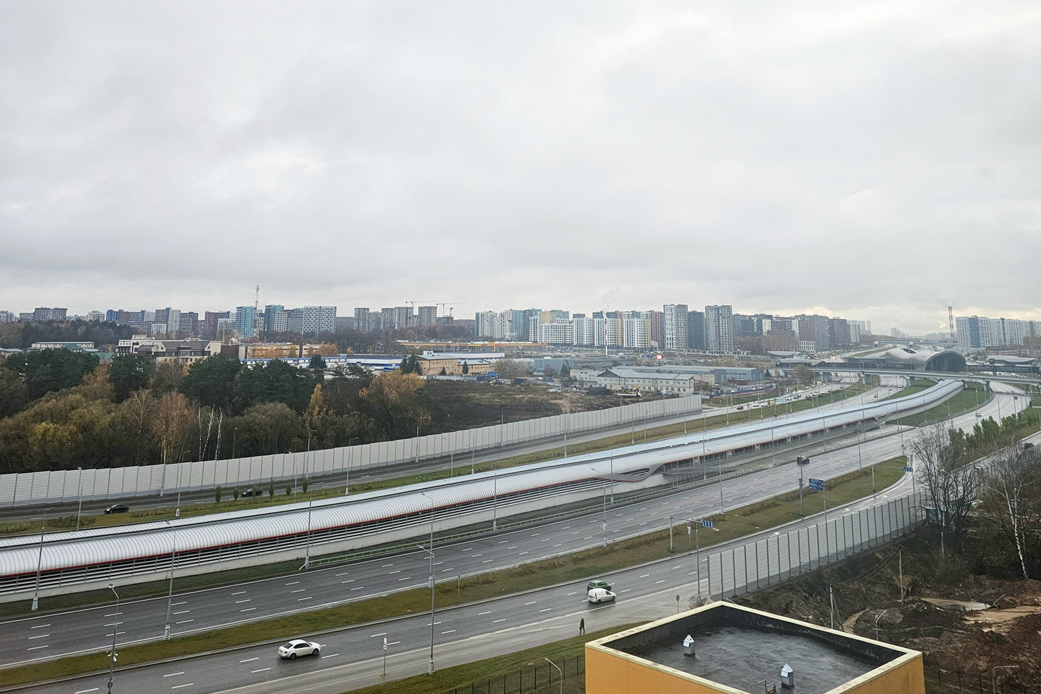 В Москве, конечно, пасмурнее и холоднее, чем в родном городе, но приемлемо. Мне кажется, в плане погоды Москва давно поменялась местами с Питером