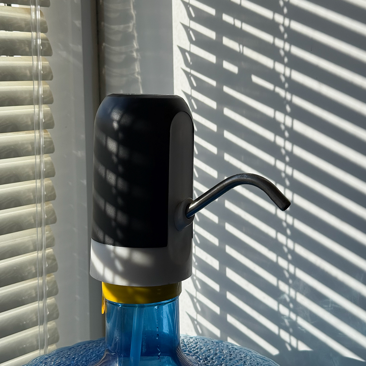 Я заказываю доставку воды. Из крана течет очень тяжелая, от нее в чайнике постоянная накипь