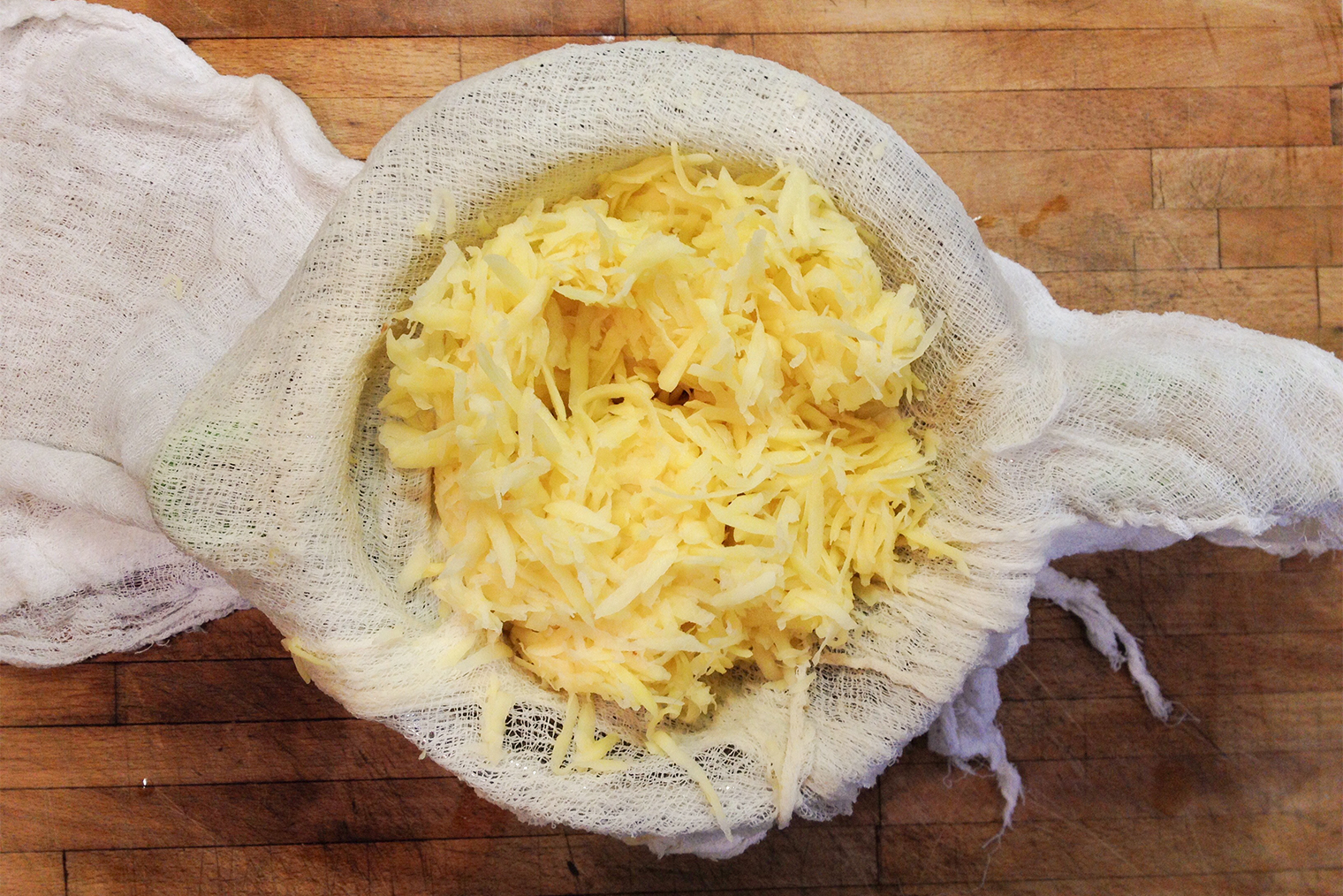 Так я сцеживаю сок с тертой картошки — он стекает в чашу от планетарного миксера