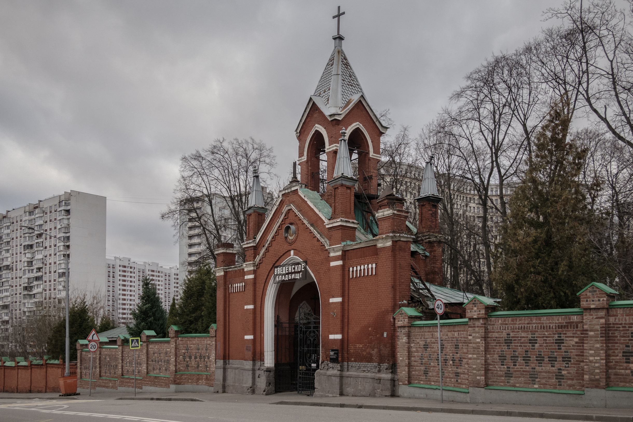 Входная арка с колокольней оформлена архитектором Александр Мейнгардом в 1870 году