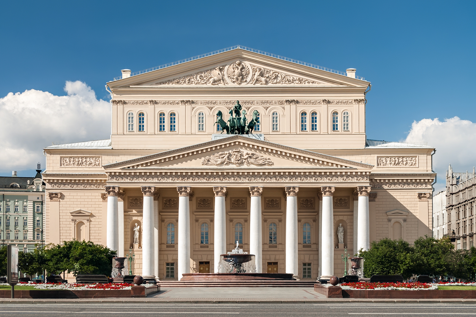 Рядом с исторической и новой сценами Большого расположены еще три театра. Площадь, где они все стоят, называется Театральной. Фотография: Gubin Yury / Shutterstock / FOTODOM