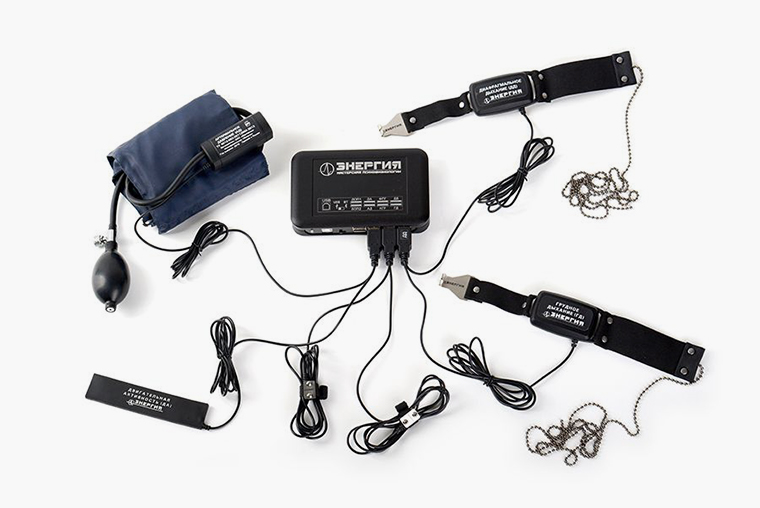 Фото полиграфа с сайта производителя. 6 датчиков, регистрирующих давление, пульс, частоту сердцебиения и прочие параметры, подключаются к блоку управления. Блок управления подключают к компьютеру. Стоит такой аппарат около 270 000 ₽