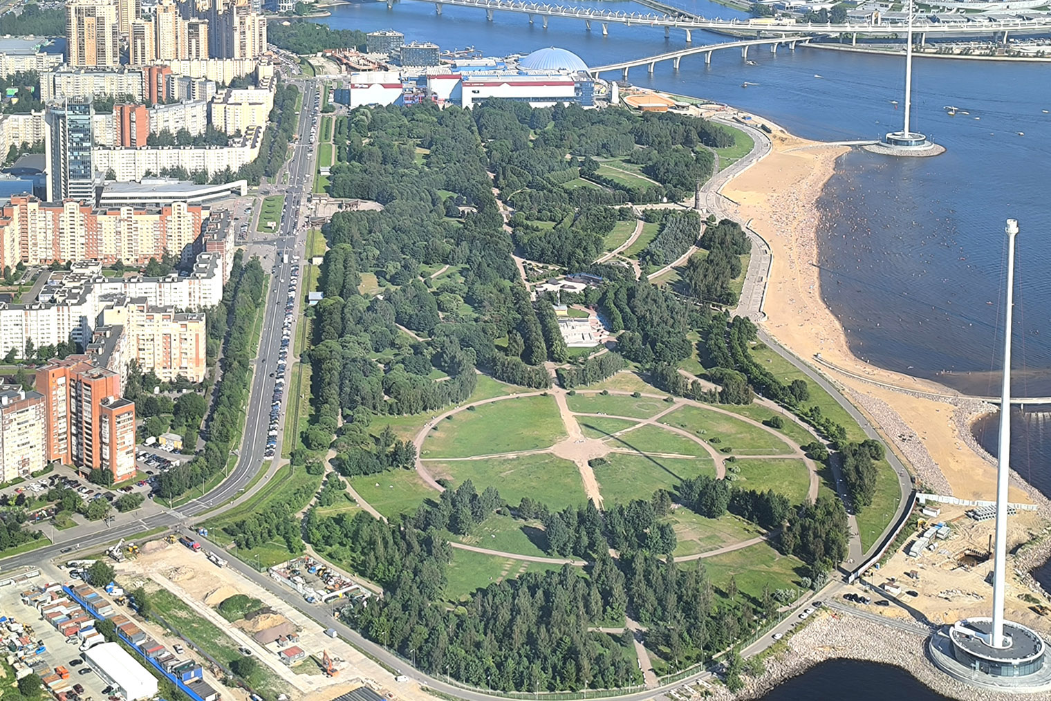 Вид со смотровой на парк 300-летия в солнечный летний день. © Виктория Зорина