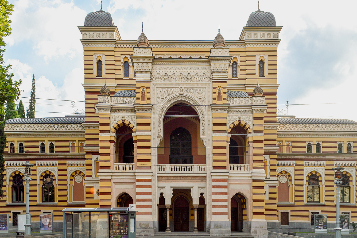 Театр оперы и балета на проспекте Руставели. В архитектуре проступают черты мавританского стиля, который существовал в Средние века на территории Гранадского эмирата — мусульманского государства на юге Испании. Фотография: Francisco Anzola / Wikimedia Commons