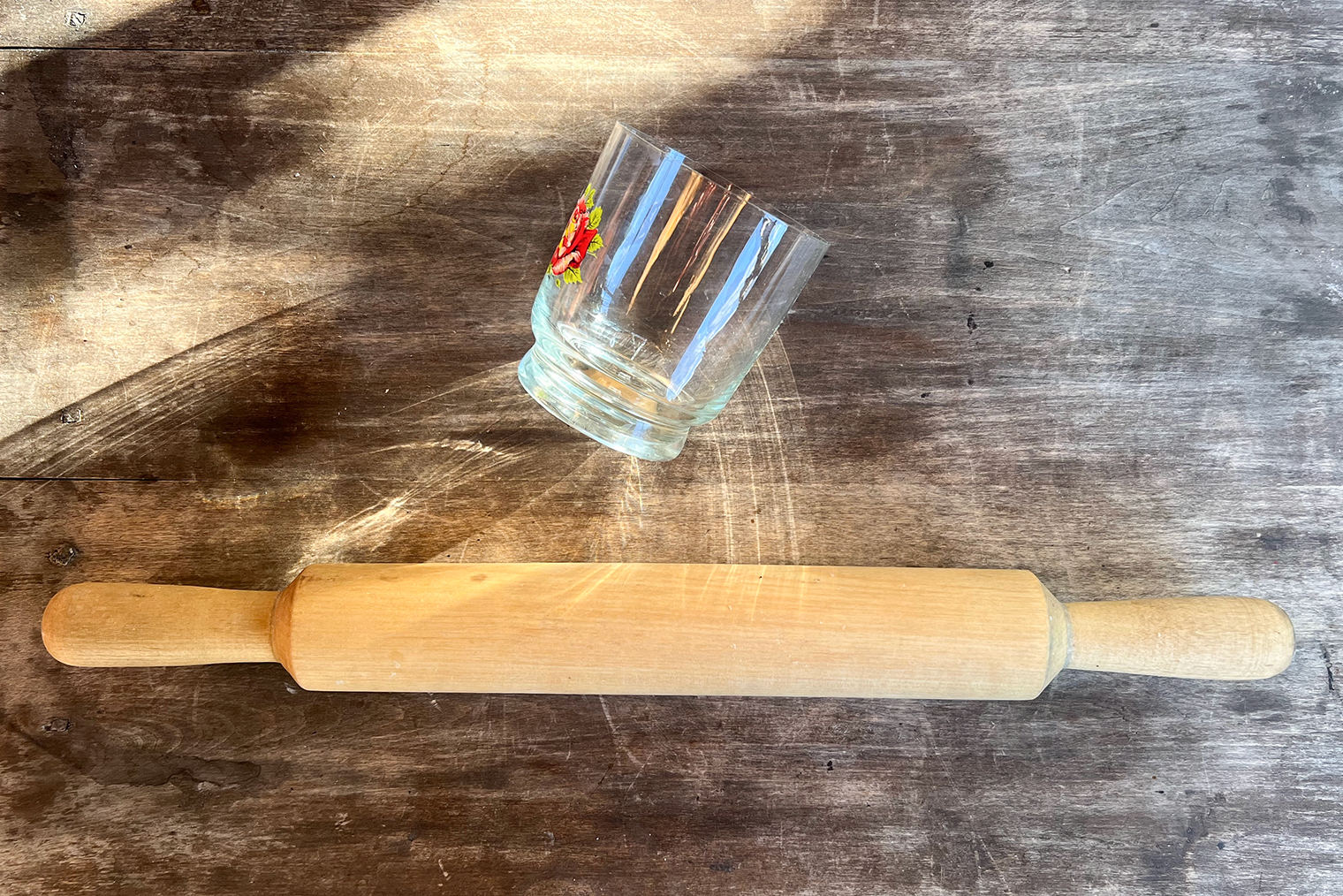 Из инвентаря понадобится скалка и стакан — у меня диаметром 8 см. Еще пригодится пищевая пленка или пакет