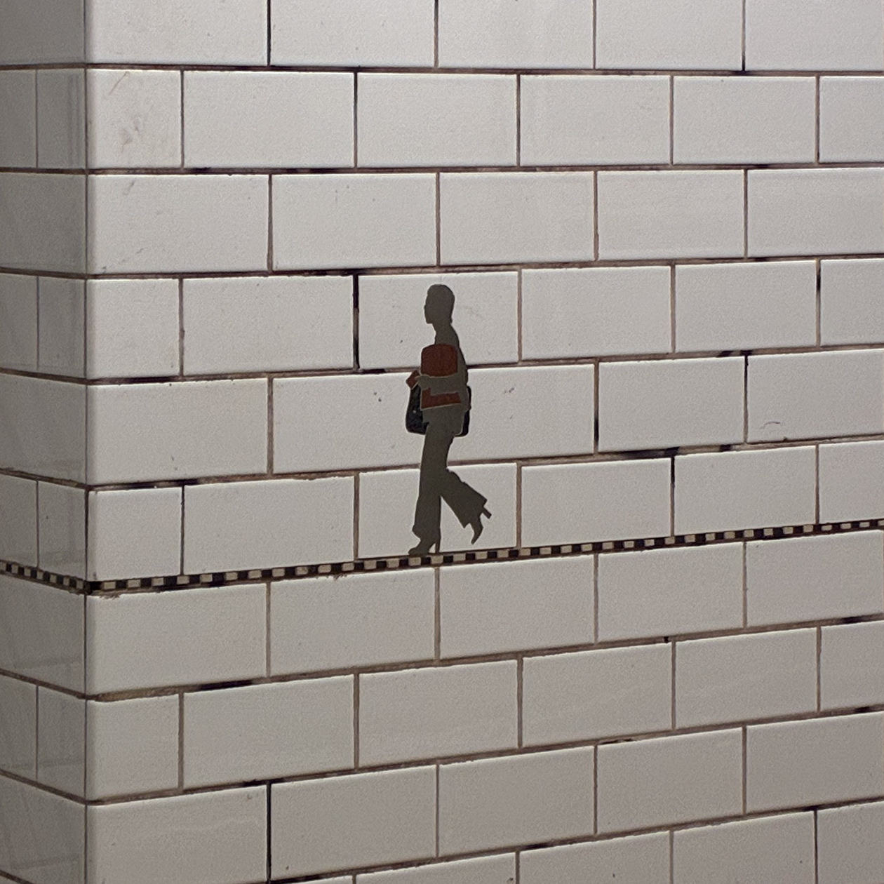 Иногда на стенах станций можно найти мозаичные рисунки