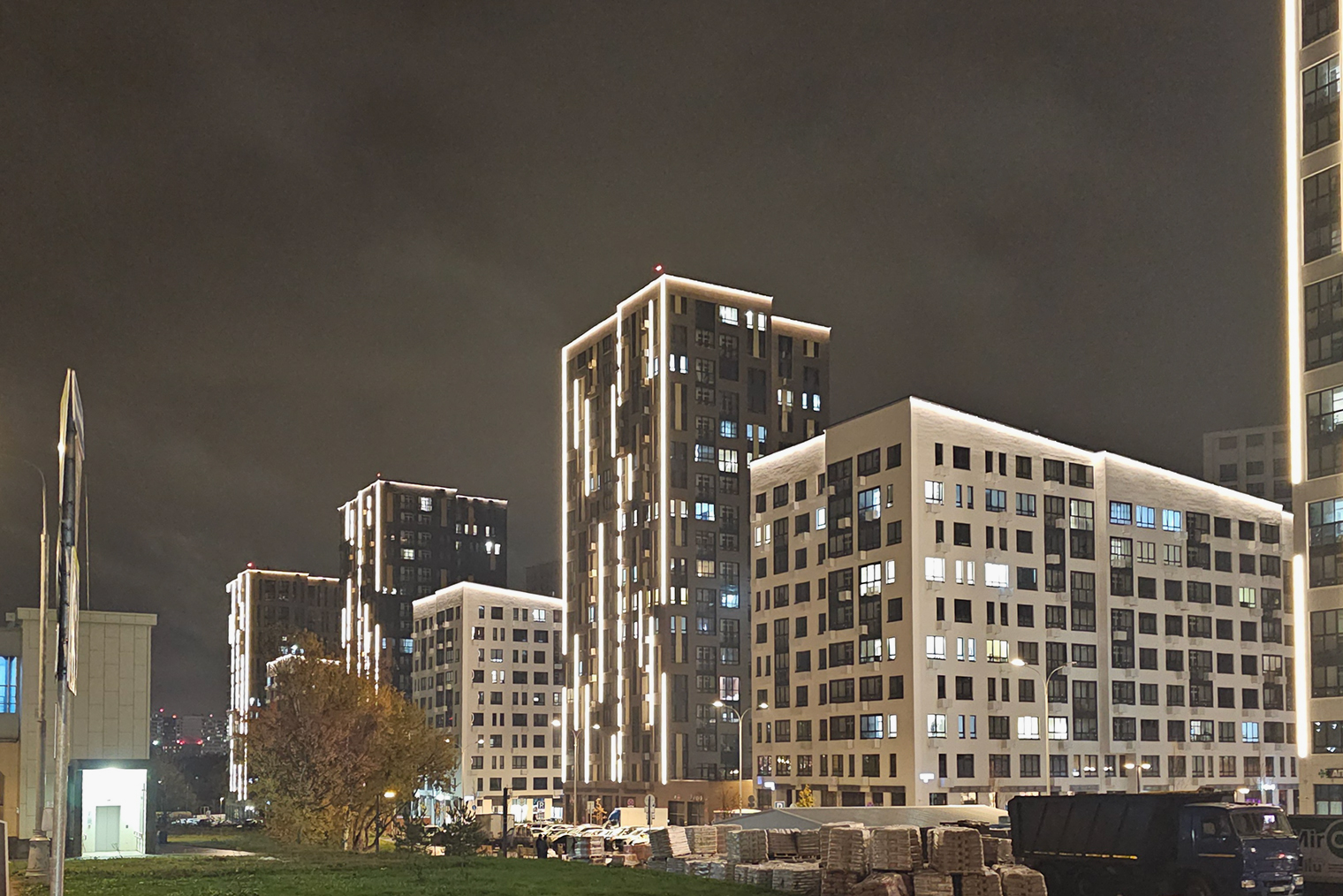 У домов загорается восхитительная подсветка