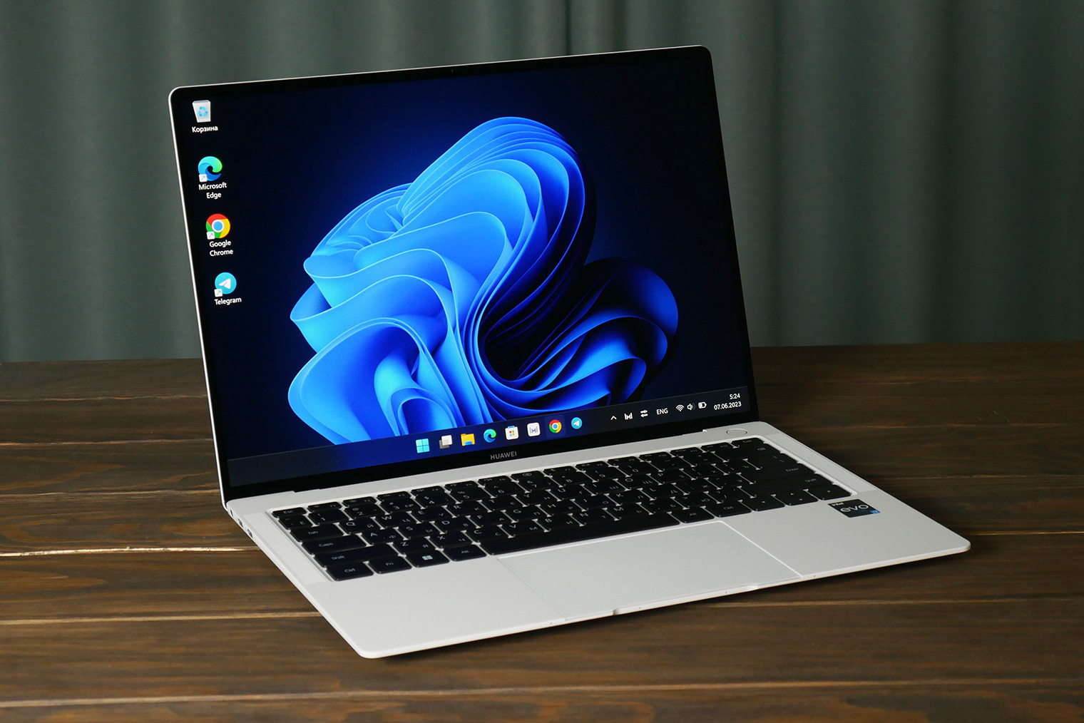 Прошлогодний Huawei Matebook X Pro 2023 выглядит почти так же, как новая модель, — но толще, тяжелее, а у экрана прямые углы