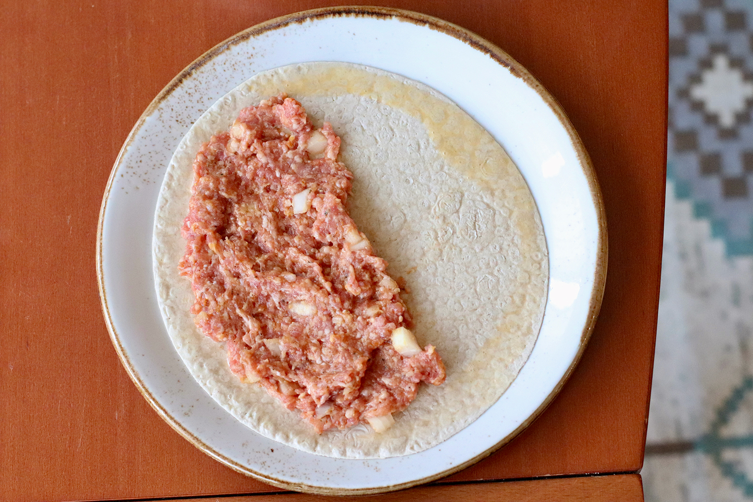 Шаг 2. Выложите по 2 ст. л. фарша на каждый лист лаваша. Бортики смажьте взбитым яйцом