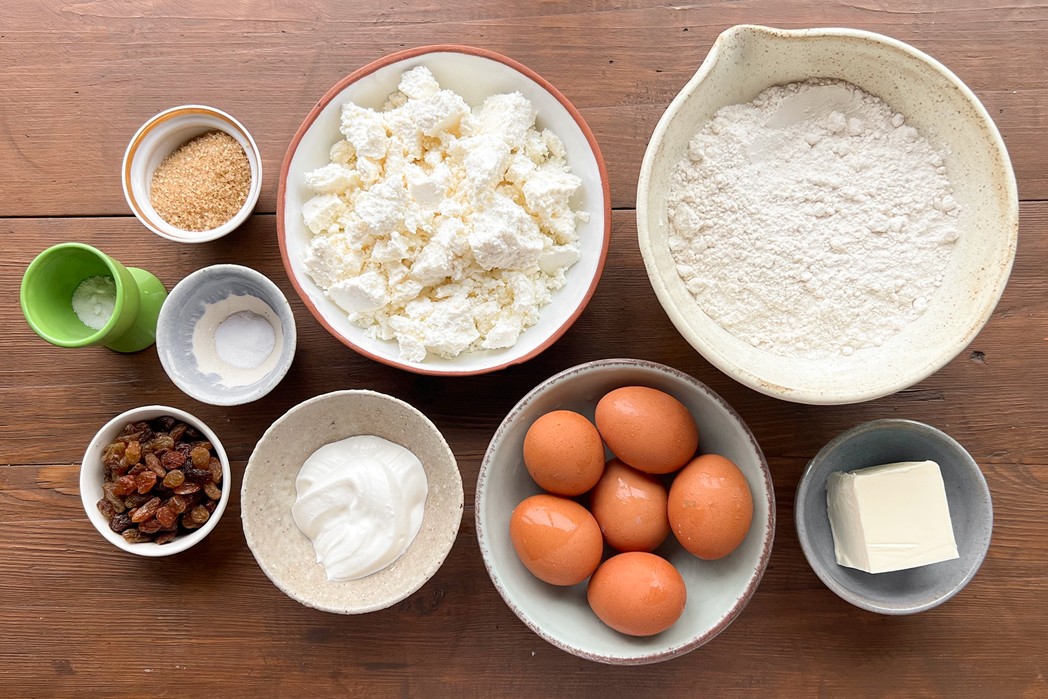 Ингредиенты для пирога с творогом и изюмом