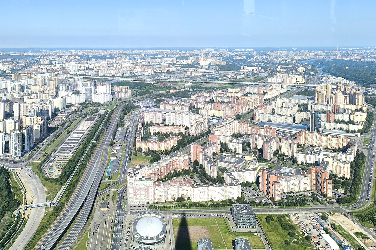 Остекление смотровой бликует, но любоваться городом это не мешает. © Виктория Зорина