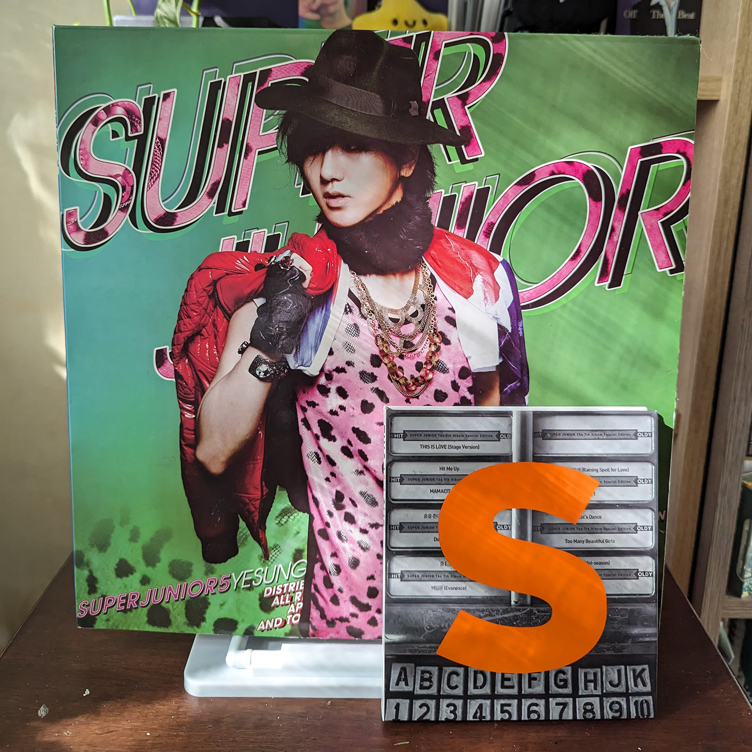 Альбомы Super Junior: Mr. Simple — зеленая обложка с Йесоном, серая This Is Love — версия Шивона