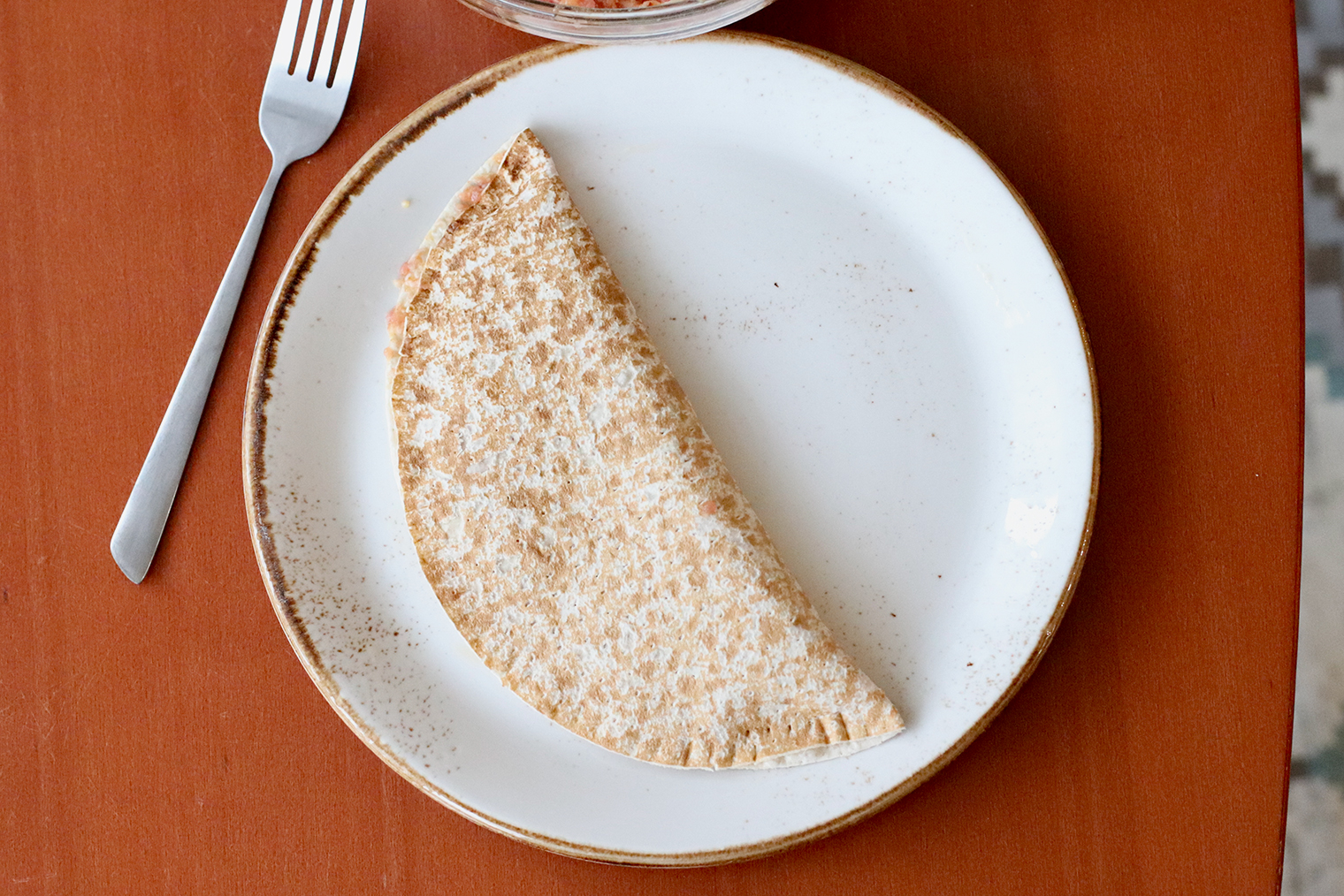 Шаг 3. Закройте чебурек. Края зажмите вилкой, чтобы скрепить их