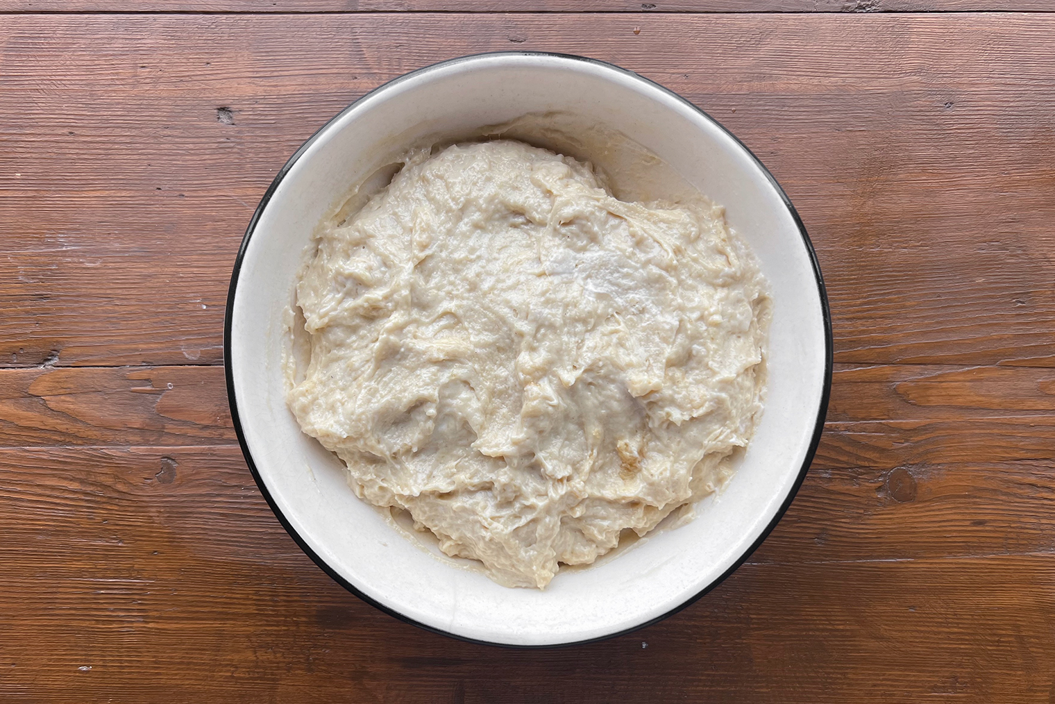 Тесто похоже на очень густую основу для оладий