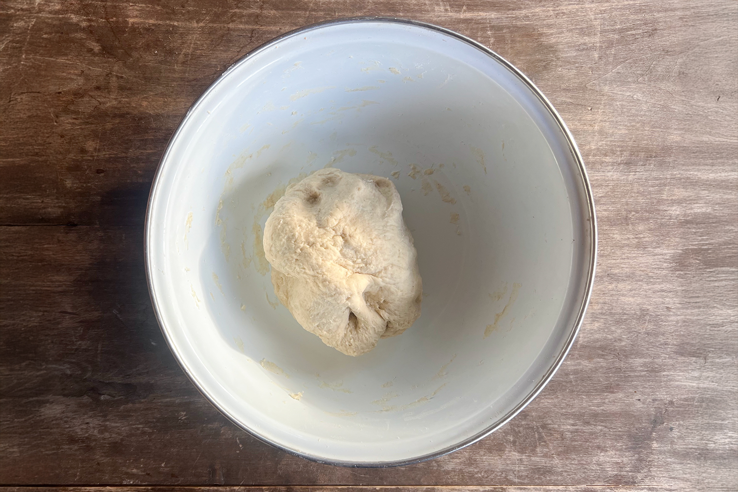 На этом этапе тесто в пакете можно убрать в холодильник на несколько часов или на ночь, а на следующий день налепить вареники