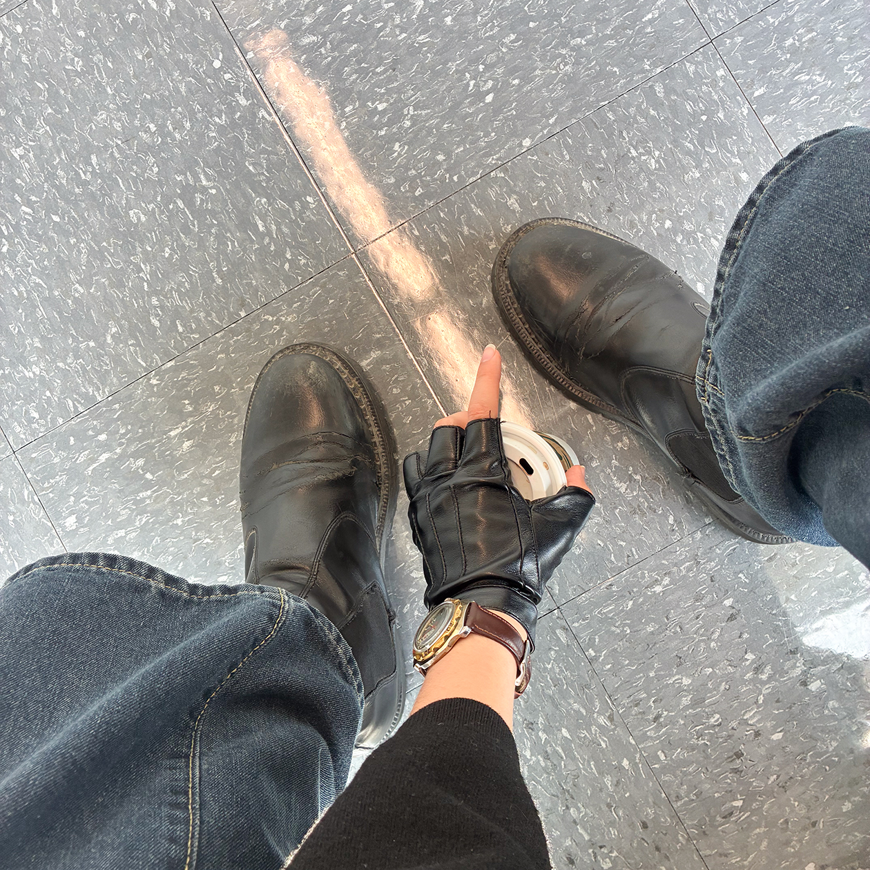 Закончила первую часть анализа, просто сижу и смотрю на пол. Подруга принесла кофе