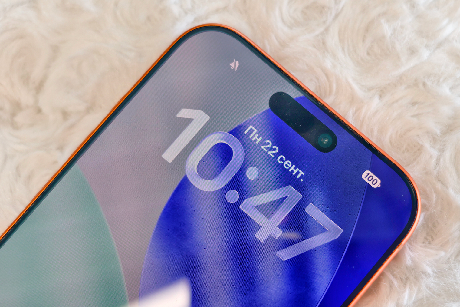 За исключением версии оранжевого цвета — яркую рамку хорошо видно даже в анфас