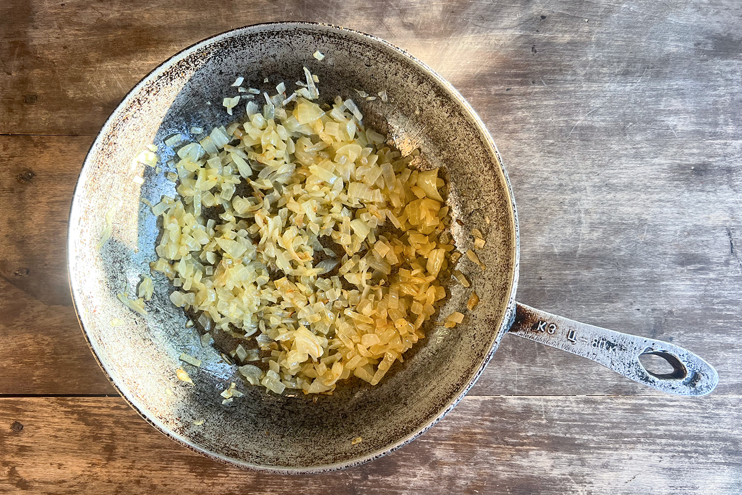 Кажется, что лука много, но после обжарки он сильно уменьшится в объеме