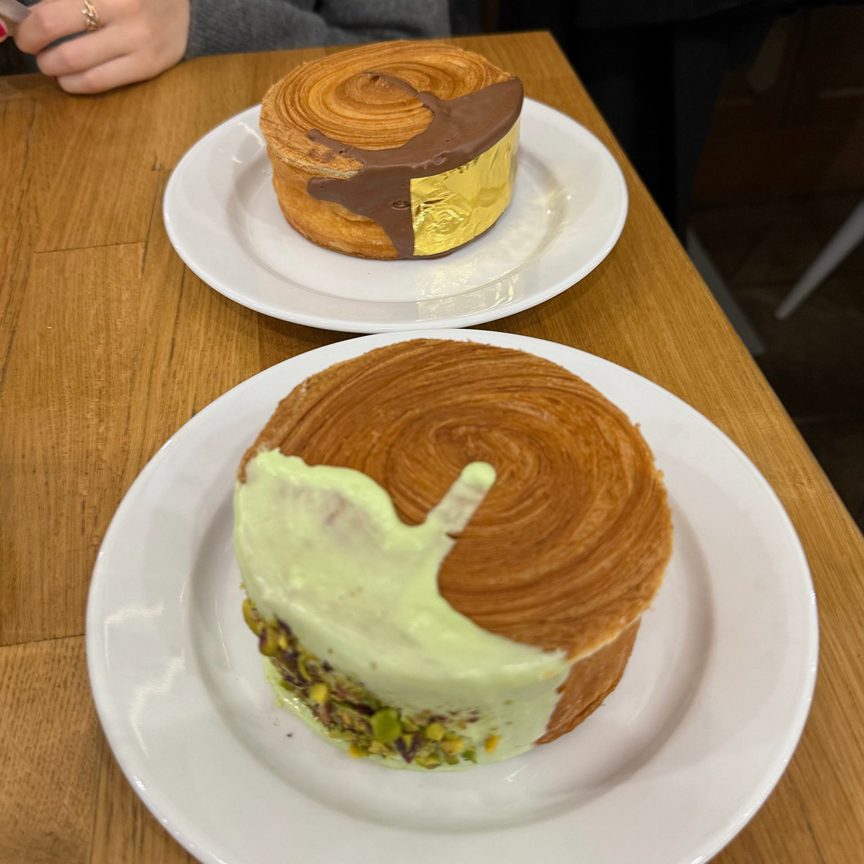 В кафе заказали крублики — большие круглые булки с начинкой, напоминающие круассаны