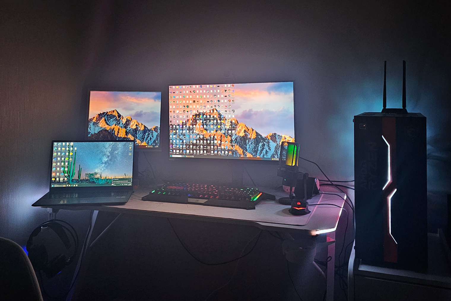 Мое рабочее место в полумраке. Вышло очень уютно. Можете заметить фон рабочего стола на «Винде» из MacOs. Забавно, да?