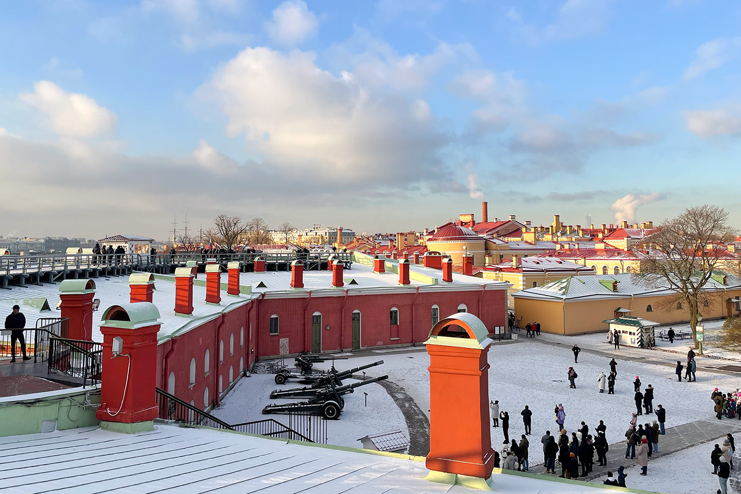 Если подняться на стены Петропавловской крепости, можно увидеть момент стрельбы из полуденной пушки с высоты
