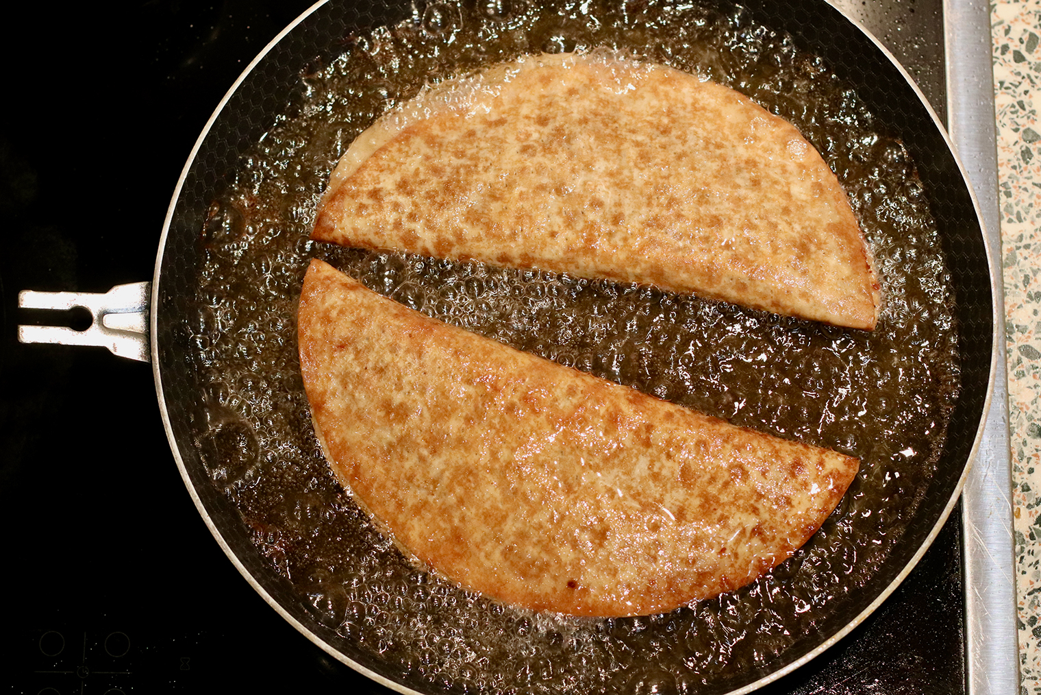 Шаг 5. Чебуреки жарьте на огне выше среднего по 2—3 минуты с каждой стороны. Лаваш должен стать золотистым, а фарш внутри — серым