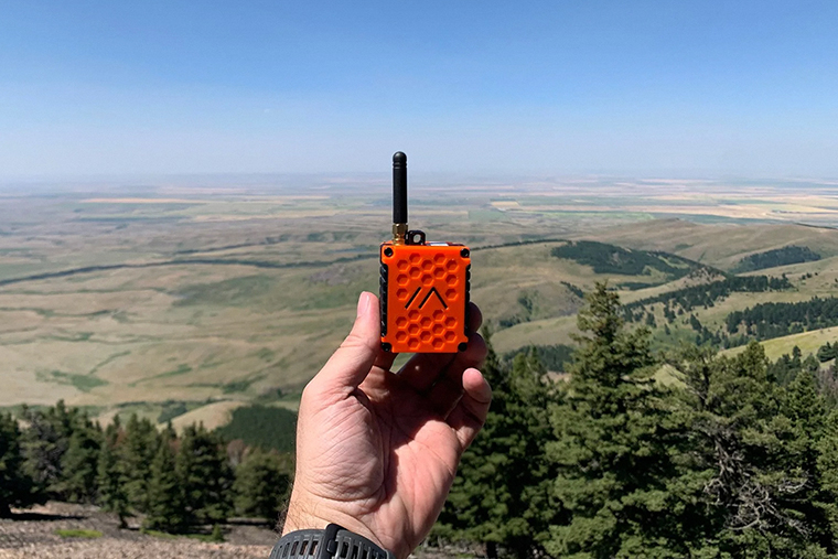 В идеальных условиях дальность связи в сетях Meshtastic может составлять десятки километров. Фотография: meshtastic.org