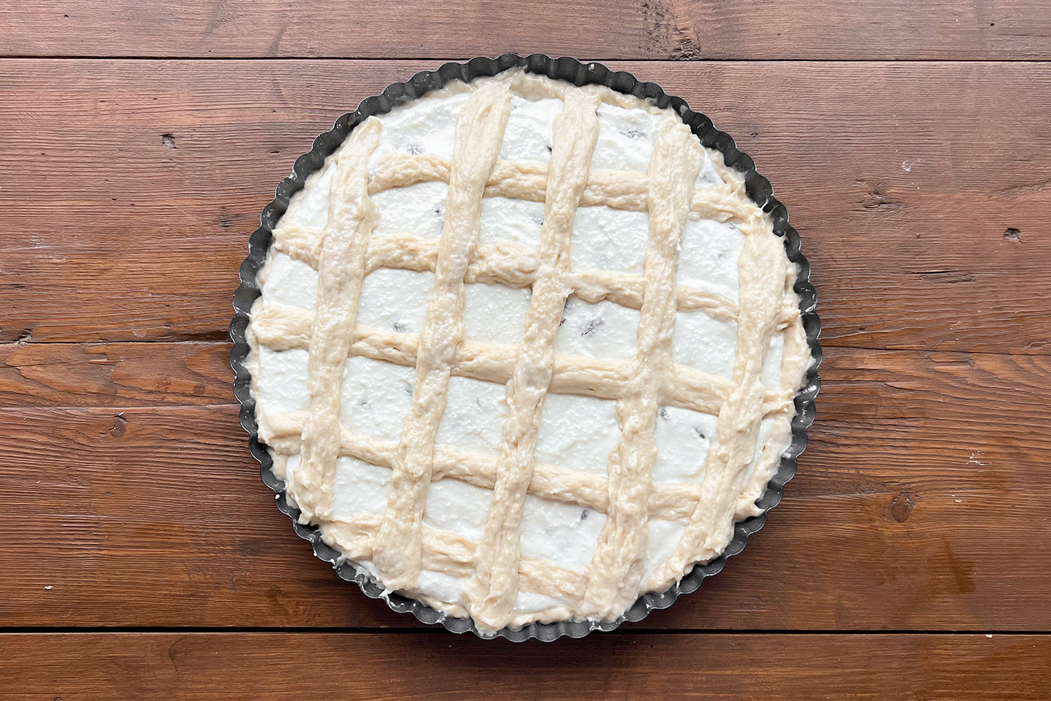 Если решетка вышла неровной, смочите пальцы водой и уберите излишки теста