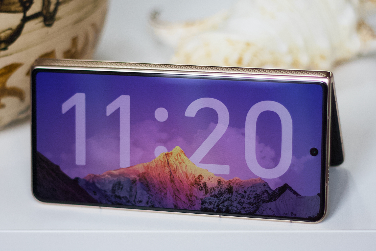 Если поставить заблокированный смартфон домиком или положить на беспроводную зарядку, активируется режим ожидания с часами — его явно подглядели у Apple