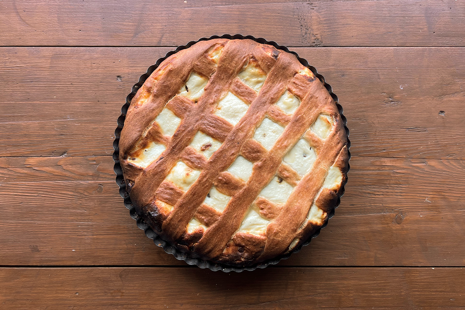 Готовый пирог с творогом и изюмом