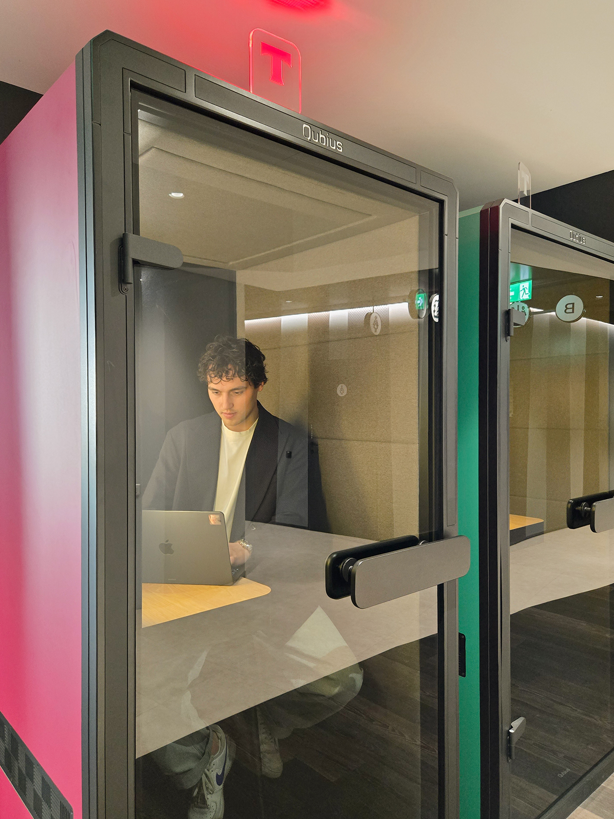 Переговорки со звукоизоляцией использую редко — для рабочих созвонов и random coffee в онлайн-формате