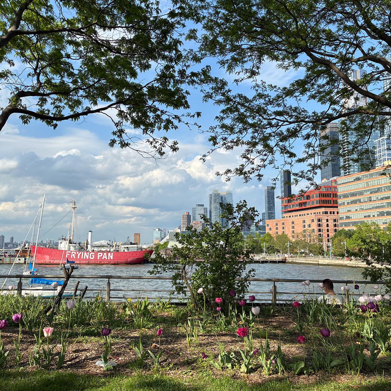 Одна из моих любимых фотографий у воды. Больше всего нравится, что здесь есть корабль, который назван буквально «Сковородка»