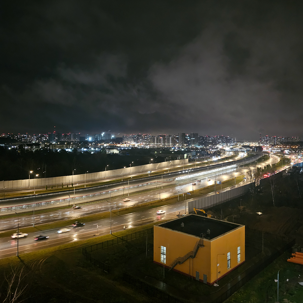 Как по мне, виды из окна вечером и ночью шикарные. В том числе ради них и брал угловую квартиру