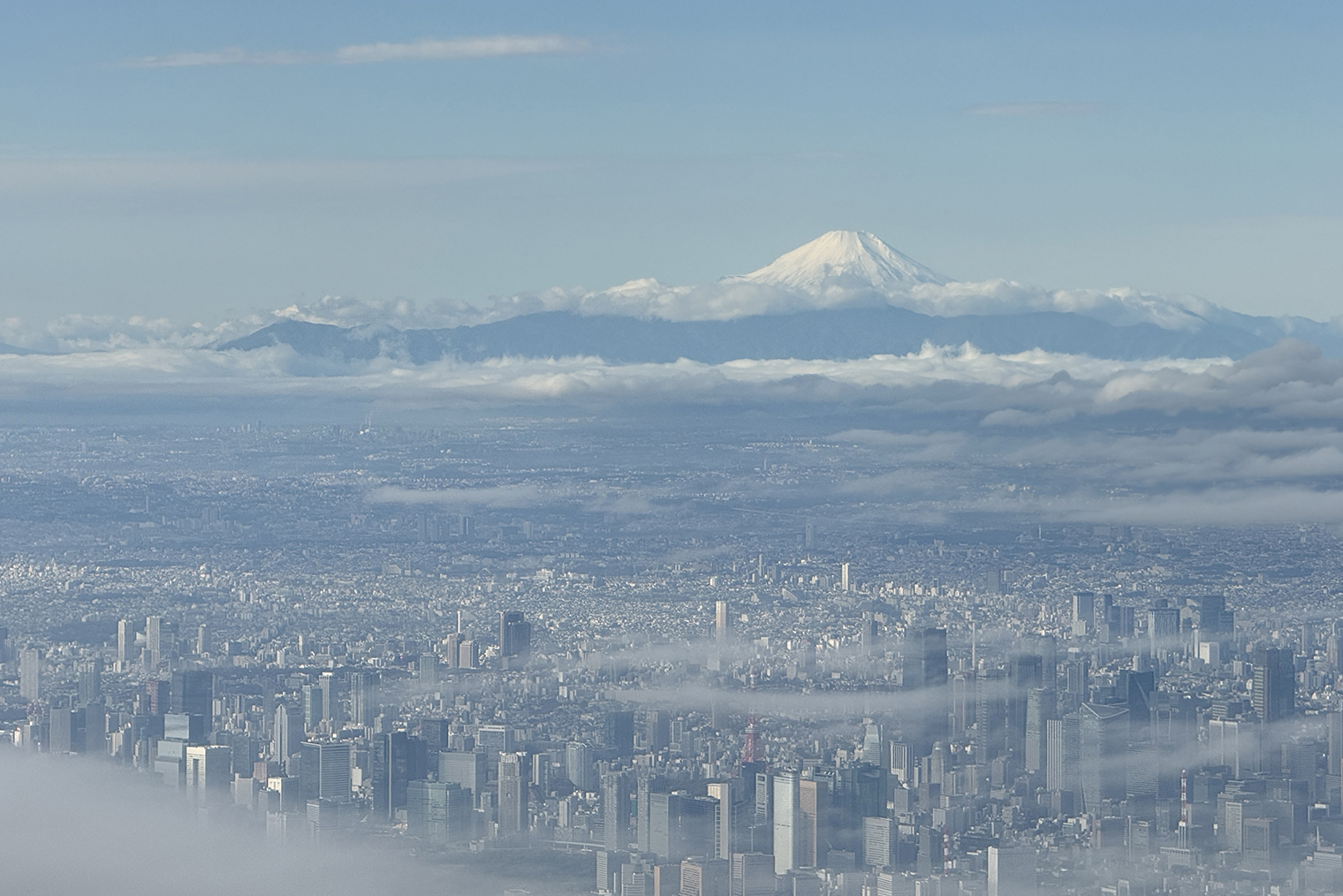Вид на Фудзи при взлете из аэропорта Ханеда в Токио. Если планируете там побывать, заранее посмотрите, по какому маршруту будет лететь ваш рейс, чтобы взять места в самолете с нужной стороны