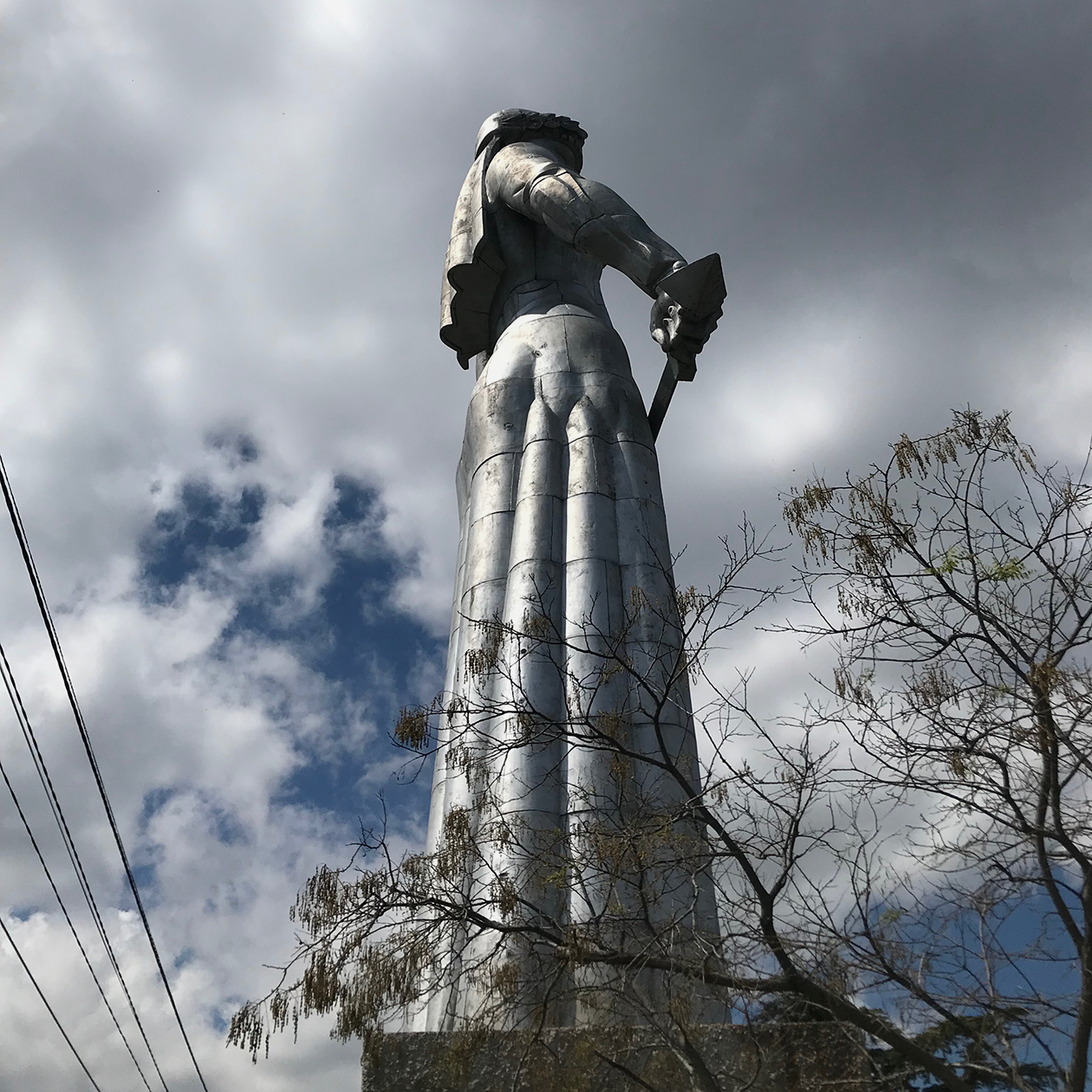 Вид сбоку на монумент «Мать Грузия». Фотография: Александра Меньшикова