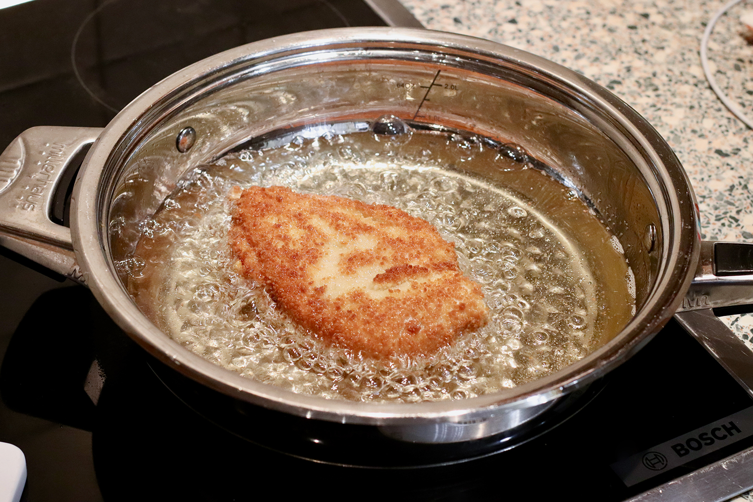 Если не обжарить заготовки перед запеканием в духовке, корочка будет не такой хрустящей