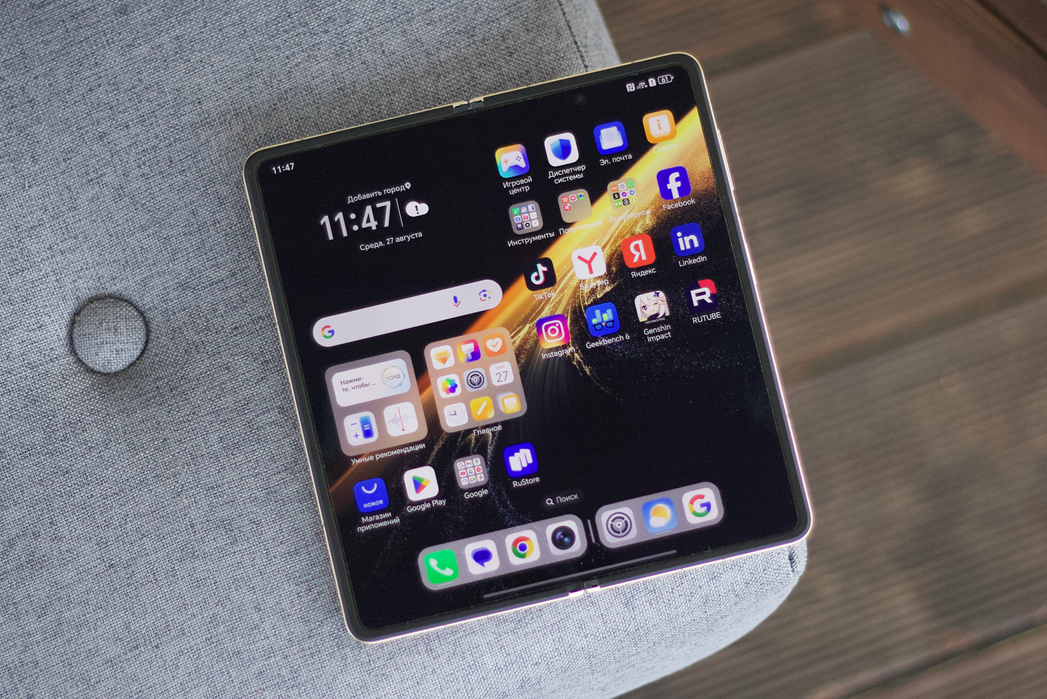 Так внутренний дисплей выглядит на улице — яркости более чем достаточно даже с учетом темных обоев