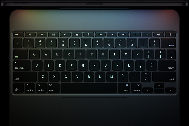 Новая клавиатура оснащена дополнительным рядом клавиш сверху и увеличенным тачпадом. А еще она впервые сделана из алюминия в цвет планшета, а не из маркого пластика
