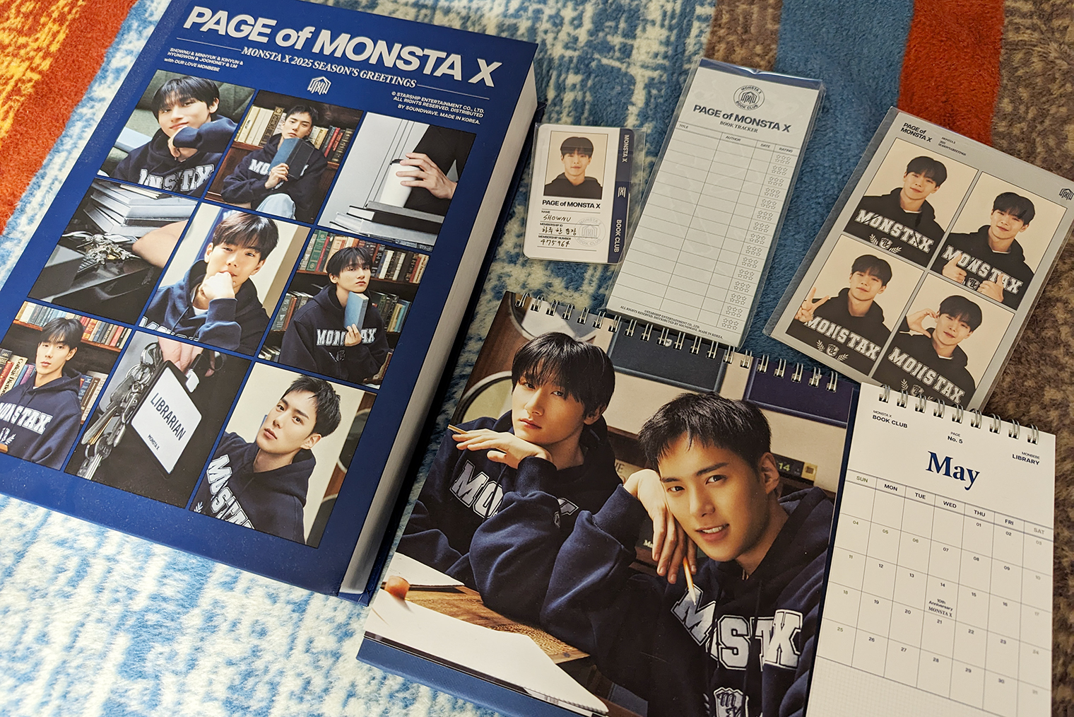 Гритинг Monsta X в этом году посвящен чтению. В календаре и ежедневнике можно отмечать прочитанное, а для тех, кто любит списки, есть даже книжный трекер, в котором можно поставить оценку