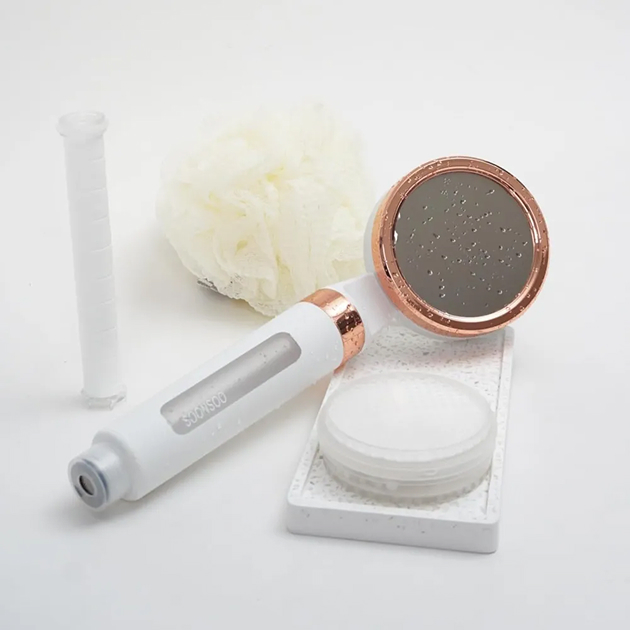 Фильтр для душа, в описании которого фигурирует «ионообменный фильтр». Стоят такие примерно 4 000—5 500 ₽