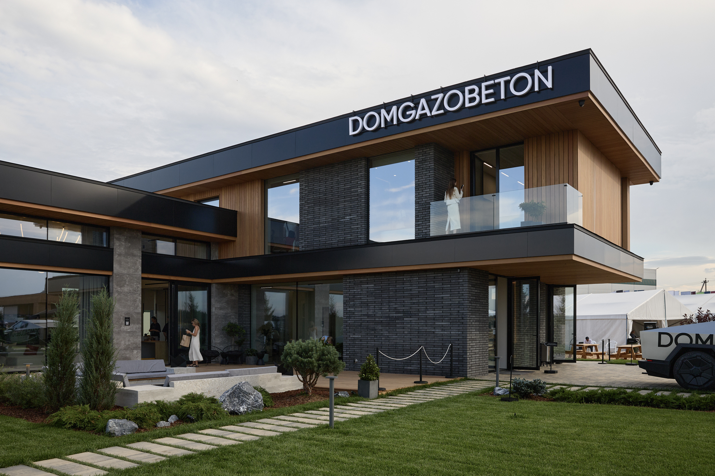 Цена за этот Domgazobeton неизвестна: стоимость определится на закрытом аукционе. Будущего владельца ждут панорамные окна, которые позволят любоваться ландшафтным дизайном