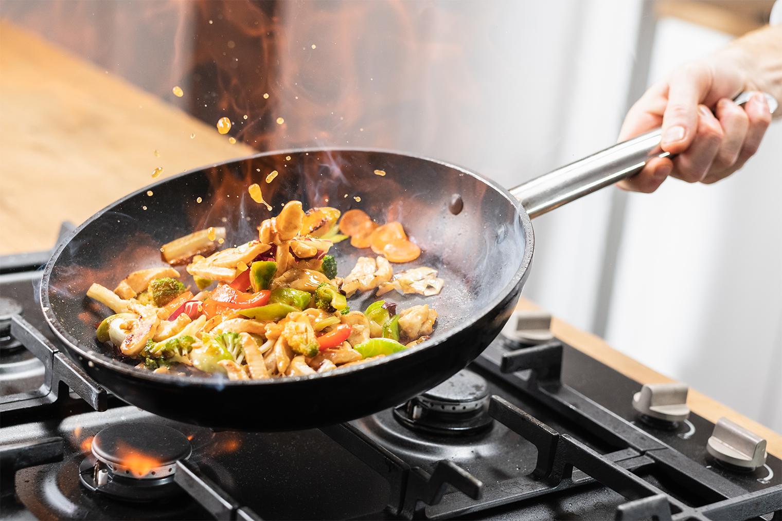 Так выглядит подбрасывание сковороды. Фотография: Tashi-Delek / iStock