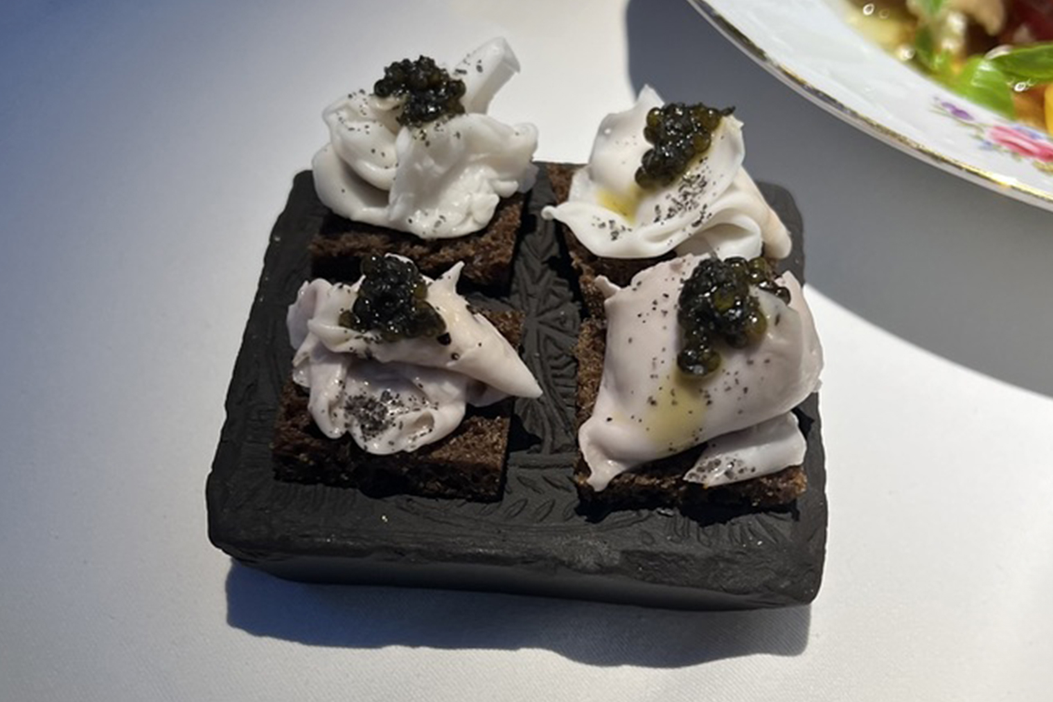 Пример модернистской кухни — бутерброд с коколардо, или «кокосовым салом». Это мякоть кокоса, которую внешне не отличить от обычного сала. Такое переосмысление продуктов создает вау-эффект и заставляет удивляться. Источник: moscow-restaurants.ru