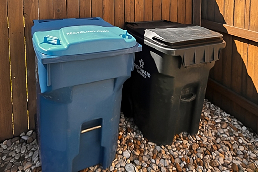 Например, так выглядят баки домовладельцев в Техасе. Синий — для переработки, черный — для обычных отходов